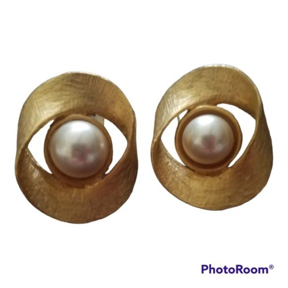 Vintage Gold Circle with Pearl Center Pierced Earrings